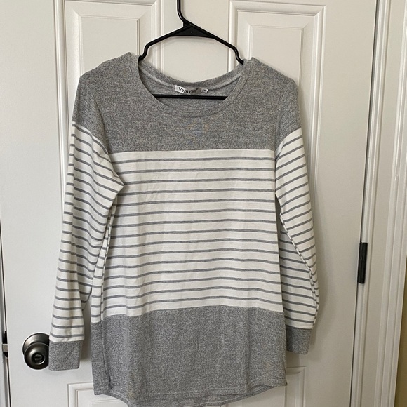 vemvan Tops - Gray and White Striped Long Sleeve Top